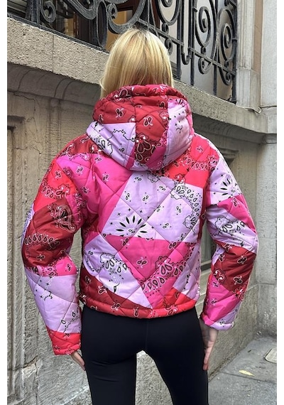 Pembe Desenli Kapüşonlu Kolları Fermuarlı Kısa Şişme Mont