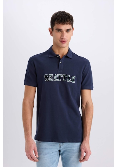 DeFacto Regular Fit Polo Yaka Baskılı Nakışlı Kısa Kollu Tişört D7667AX25SPNV135