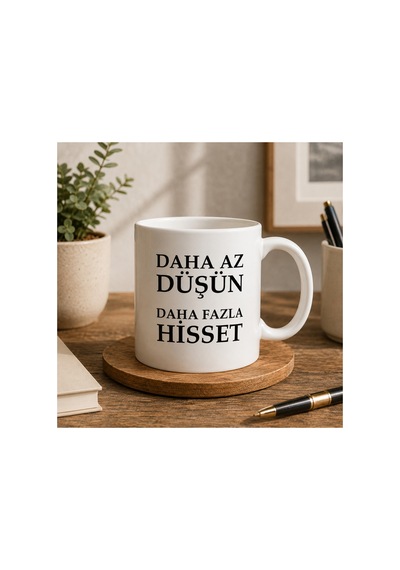 Motivasyon Serisi Daha Az Düşün, Daha Fazla Hisset Çift Taraflı Baskılı Seramik Kupa 300 Ml Premium Kahve Kupası Beyaz