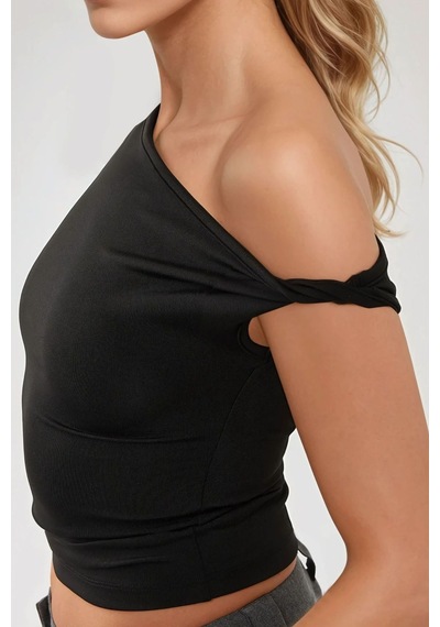 Hiccup Asimetrik Yaka Off-shoulder Slim Fit Üst Siyah