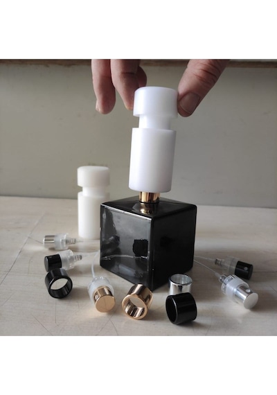 Kolay Kapama Aparatı Ve Parfüm Şişesi 50 Ml 10 Adet Sprey Aparat İle Kapatılır Dolgulu Özel Kare Kolay Kapama Model