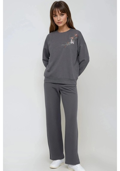 Fiolin Nakışlı Bisiklet Yaka Sweatshirt Ve Düz Paça Pantolon İkili Takım Füme Fiolin Nakışlı Bisiklet Yaka Sweatshirt Ve Düz Paça Pantolon İkili Takım Füme