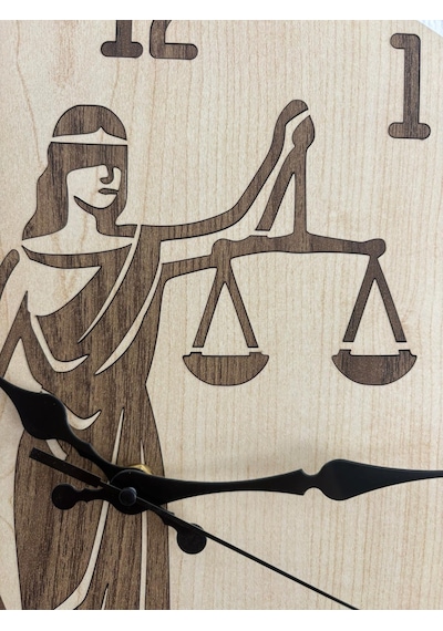 Pelince - Justitia Adalet Terazisi - Ahşap Duvar Avukat Saati Kişiselleştirilebilir - Açık Ahşap - 40 Cm Ahşap