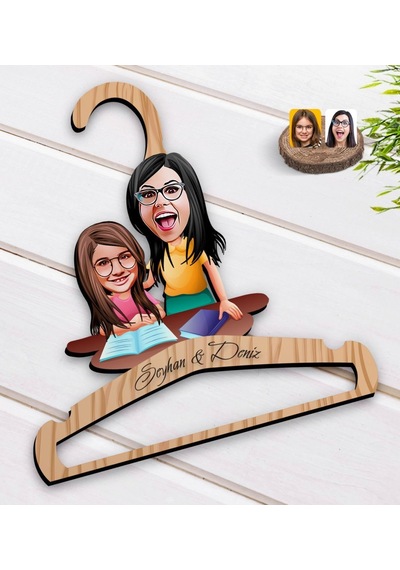 Kişiye Özel Anne Kız Karikatürlü Standart Boy Ahşap Elbise Askısı
