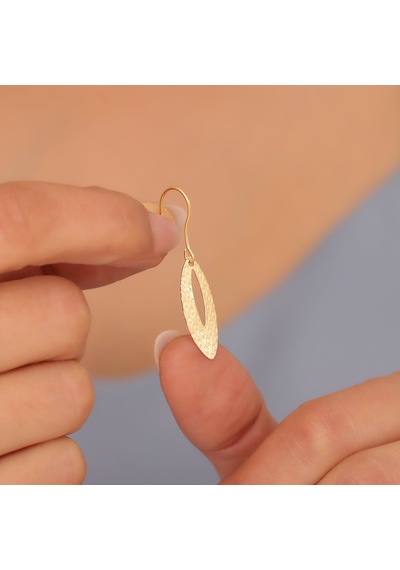 18 Ayar Altın Mikron Kaplama Oval Yüzeyi Desenli Sallantılı Gümüş Küpe - E00271 Gold