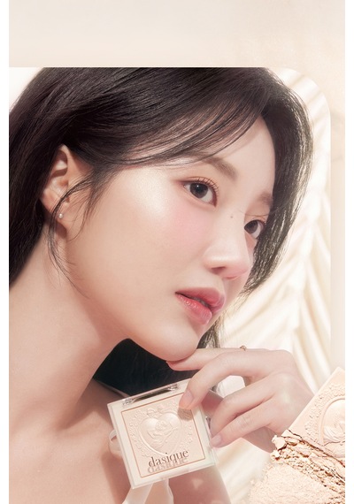 Dasique İnci Taneleriyle Yoğun Işıltı Sunan Özel Tasarımlı Aydınlatıcı Luxe Glow Highlighter 01 Shine Beige