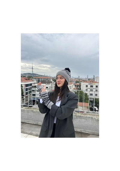 Mollycrush Kadın Gri Ponponlu Bere Ve Eldiven Takımı Çizgili Deseniyle Modern, Sıcak Ve Şık Kış Stili Gri