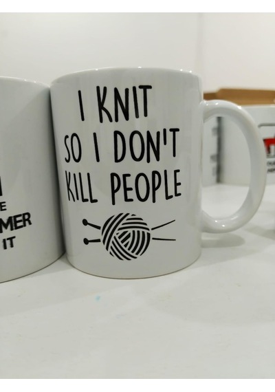I Knit So I Don't Kill People Kupa - Örgü Tutkunları Komik Seramik Bardak Hediyesi 325ml Beyaz - Çok Renkli