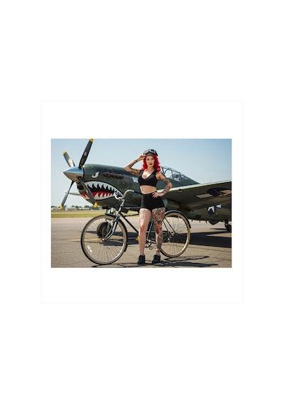Savaş Uçağı Önünde Pin-up Kız Tasarım Mdf Tablo