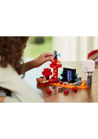 LEGO® Minecraft 21255 Nether Geçidi Pususu 352 Parça