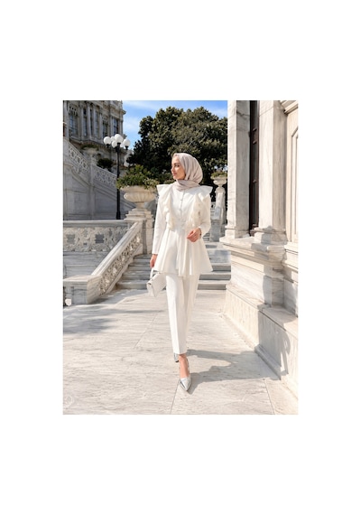 Unika Boutique Fırfır Detaylı Düğmeli Tesettür Takım Beyaz