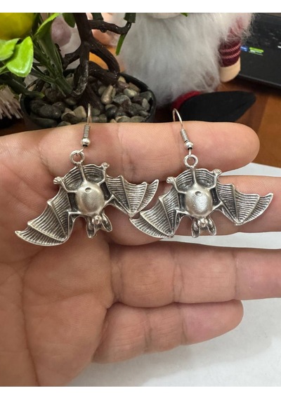 Herşey Nota Kanat Detaylı Yarasa Formlu Metal Figür Küpe Sallantılı Tasarım Küpe Çok Renkli