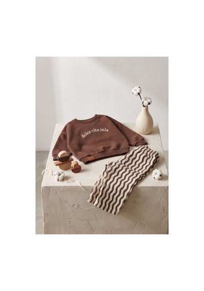 Deniva Kids Erkek Bebek Kahverengi Dolce Vita Nakışlı Dalgalı Geniş Paça Pantolonlu 2'li Sweatshirt Alt Üst Takım Deniva Kids Erkek Bebek Kahverengi Dolce Vita Nakışlı Dalgalı Geniş Paça Pantolonlu 2'li Sweatshirt Alt Üst Takım