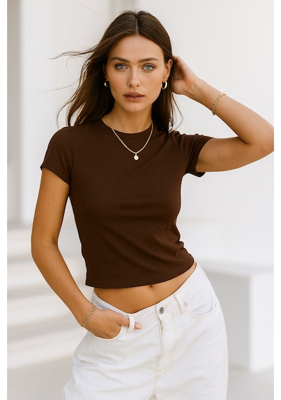 Kadın Kahverengi Esnek Kumaşlı Vücuda Oturan Slim Fit Kısa Kollu Crop T-shirt Kahverengi