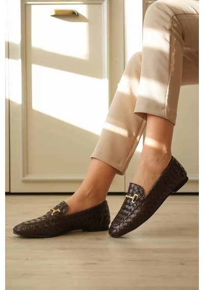 Alfaze Acı Kahve Deri Örgü Dokulu Gold Tokalı Şık Kadın Loafer Ayakkabı Topuk Boyu 1 Cm Acı Kahverengi Alfaze Acı Kahve Deri Örgü Dokulu Gold Tokalı Şık Kadın Loafer Ayakkabı Topuk Boyu 1 Cm Acı Kahverengi