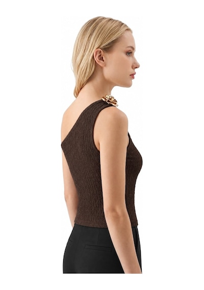 Cottonhıll Premium - Tide Collection Kahverengi Tek Omuz Çiçek Aksesuarlı Bürümcük Dokulu Kadın Crop Bluz Cottonhıll Premium - Tide Collection Kahverengi Tek Omuz Çiçek Aksesuarlı Bürümcük Dokulu Kadın Crop Bluz