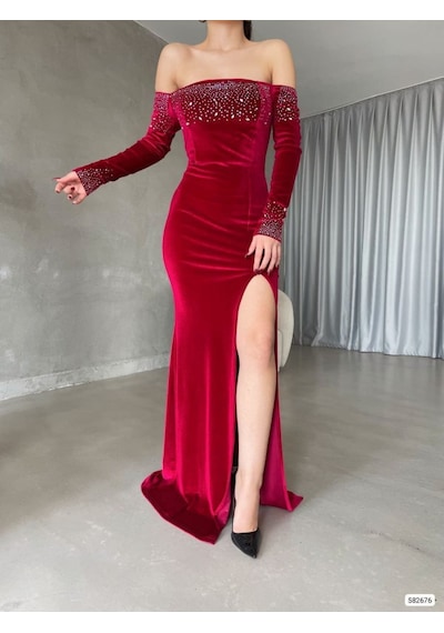 N11-1 Kadın Madonna / Kayık Yaka Taş İşlemeli Yırtmaçlı Uzun Kadife Abiye Elbise Kırmızı N11-1 Kadın Madonna / Kayık Yaka Taş İşlemeli Yırtmaçlı Uzun Kadife Abiye Elbise Kırmızı