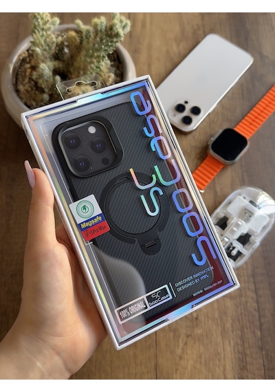 Apple iPhone 15 Pro Max Uyumlu Karbon Desenli Standlı Ve Magsafe Uyumlu Kılıf Soocase700 Siyah