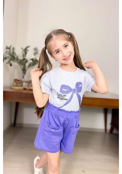 Riccotarz Kız Çocuk Üzerinde Digital Kurdela Basklı T-shirt Ve Fiyonk Cep Detaylı Lila Şortlu Takım Riccotarz Kız Çocuk Üzerinde Digital Kurdela Basklı T-shirt Ve Fiyonk Cep Detaylı Lila Şortlu Takım