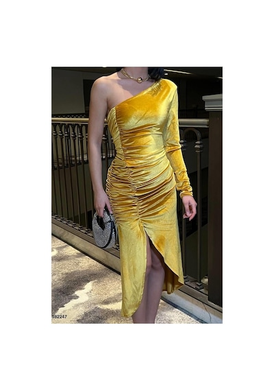 Lior Design Kadın Trend Kadife Kumaş Asimetrik Yaka Yırtmaçlı Midi Abiye Elbise Sarı