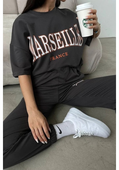 Marseille Baskılı T-shirt Eşofman Altı Jogger - Antrasit Alt Üst Takımı Oversize Bisiklet Yaka Gri Marseille Baskılı T-shirt Eşofman Altı Jogger - Antrasit Alt Üst Takımı Oversize Bisiklet Yaka Gri