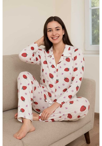 Tenra Kadın Pijama Takımı Boydan Düğmeli Raporlu Kumaş Milan Çilek Desenli Beyaz