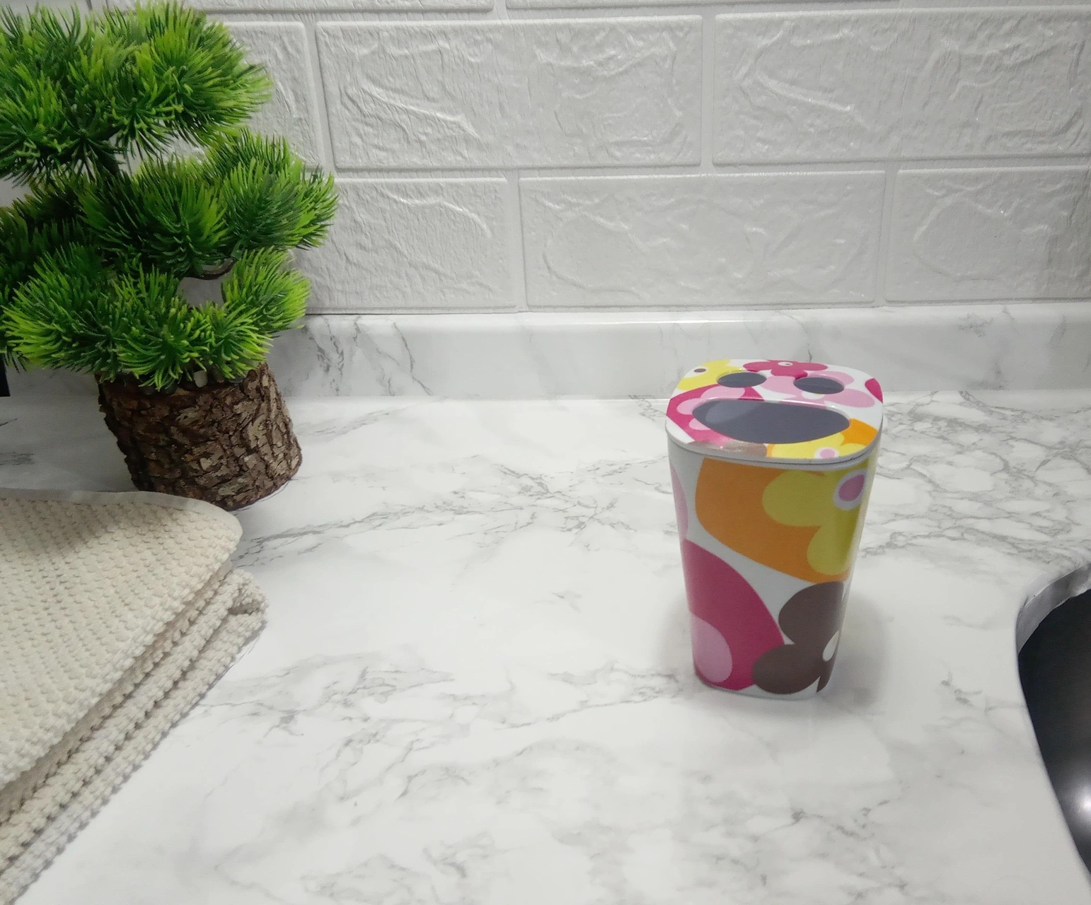 2 Adet Diş Fırçalık Kırmızı Papatya Melamin 7x7x11cm Banyo Seti Çok Renkli