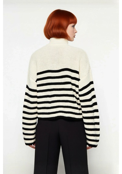 Ersefa Kadın Basic Çizgili Oversize Dik Yaka Triko Kazak Uzun Kollu Crop Ekru Ersefa Kadın Basic Çizgili Oversize Dik Yaka Triko Kazak Uzun Kollu Crop Ekru