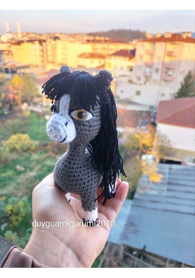 Amigurumi Karatay Doru karakteri oyuncak at gri at