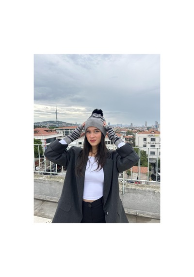 Mollycrush Kadın Gri Ponponlu Bere Ve Eldiven Takımı Çizgili Deseniyle Modern, Sıcak Ve Şık Kış Stili Gri