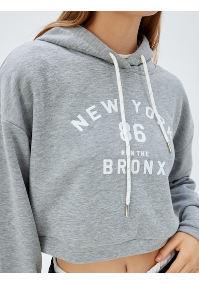 Koton Crop Kapşonlu Sweatshirt Kolej Temalı Baskılı Üç İplik Rahat Kalıp Gri 5wak10231ek Gri Koton Crop Kapşonlu Sweatshirt Kolej Temalı Baskılı Üç İplik Rahat Kalıp Gri 5wak10231ek Gri