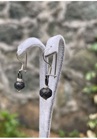 Gümüş Kazaziye Top Detaylı Siyah Beyaz Renklerde Sallantılı Küpe