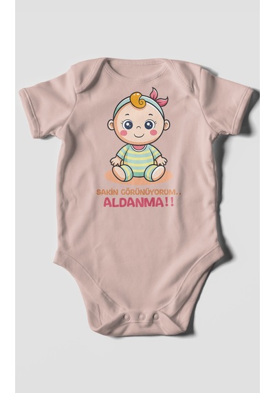 Sakin Görünüyorum Aldanma V2 Baskılı Bebek Zıbını Çıtçıtlı Body %100 Pamuk Kısa Kol Pastel Pembe