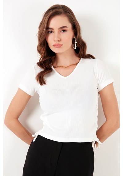 Lela Slim Fit V Yaka Yanları Büzülebilir Bayan Bluz 5864011 Ekru