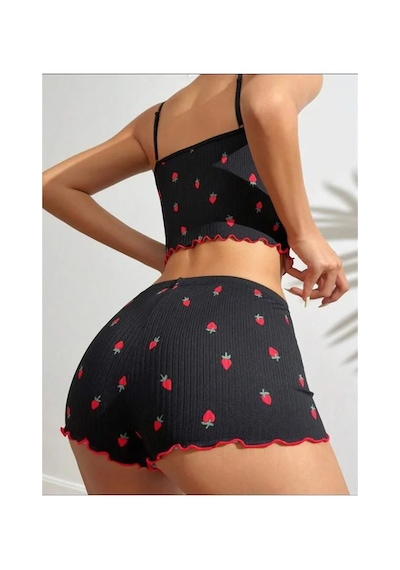 Emvera Kadın Siyah Üstüne Kırmızı Çilek Desenli Askılı Şortlu Pijama Takımı