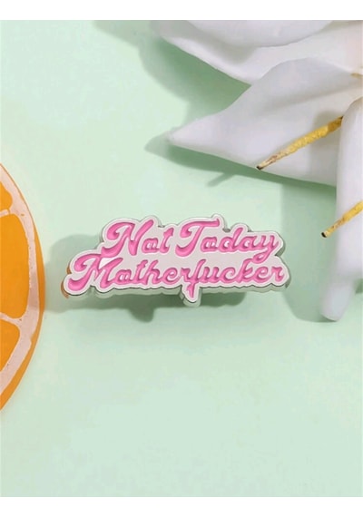Not Today Yazılı Broş Pembe