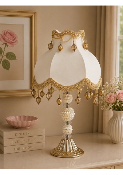 Ekru Kadife Gold İşlemeli Ponponlu Başlık İncili Gold Metal Ayaklı Klasik Model Abajur 50x30cm