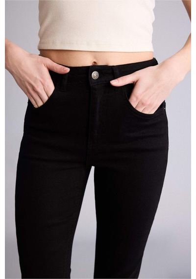 Defacto Crop Flare Fıt Normal Bel Crop Fit Crop Gabardin Pantolon H2626ax26smbk81 Siyah-bk81
