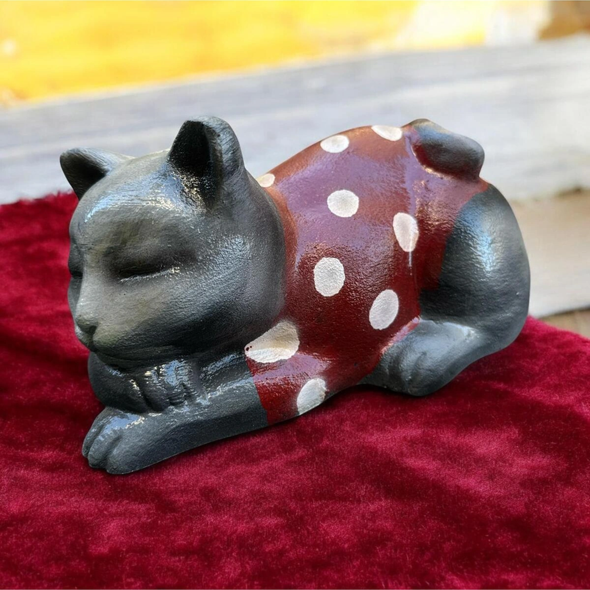 Dekoratif Polyester Uyuyan Kedi Biblo Sarı Gold .