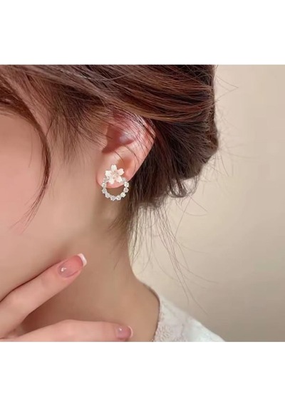 Floral Elegance İncili Çiçekli Küpe Altın