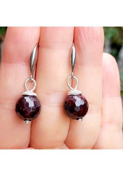 2638 Faset Kesim Garnet Çelik Aparatlı El Yapımı Küpe Bordo