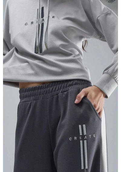 Hiccup Modal Dokulu Kapüşonlu Sweatshirt Ve Şerit Detaylı Pantolon Takımı Bersan Collection Gri Hiccup Modal Dokulu Kapüşonlu Sweatshirt Ve Şerit Detaylı Pantolon Takımı Bersan Collection Gri