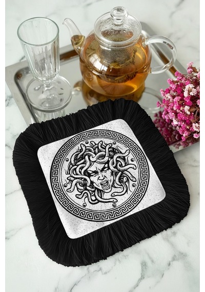 Mitolojik Medusa Desenli Püsküllü Sunum Peçetesi - Yunan Bohem Siyah Beyaz Bardak Altlığı Mendil Açık Gece Vizon Mitolojik Medusa Desenli Püsküllü Sunum Peçetesi - Yunan Bohem Siyah Beyaz Bardak Altlığı Mendil Açık Gece Vizon