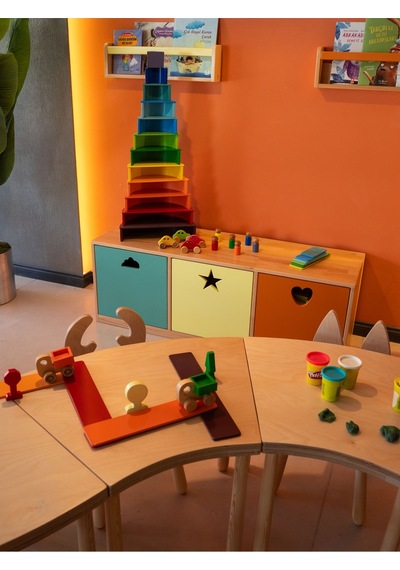 Woodnjoy Sekiz Parçalı Yuvarlak Grup Etkinlik Masası 16 Kişilik Kahverengi
