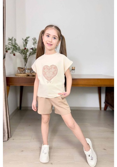 Riccotarz Kız Çocuk Göğsünde Dantel İşleme Kalp Detaylı Krem T-shirt Beli Lastikli Şortlu Takım Riccotarz Kız Çocuk Göğsünde Dantel İşleme Kalp Detaylı Krem T-shirt Beli Lastikli Şortlu Takım