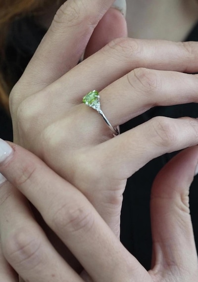 Peridot Oval Tektaş Pırlanta Yüzük Beyaz
