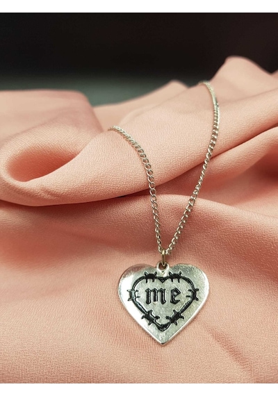 Tezzgelsin Unisex Dikenli Kalp Me Yazılı Kolye Gümüş