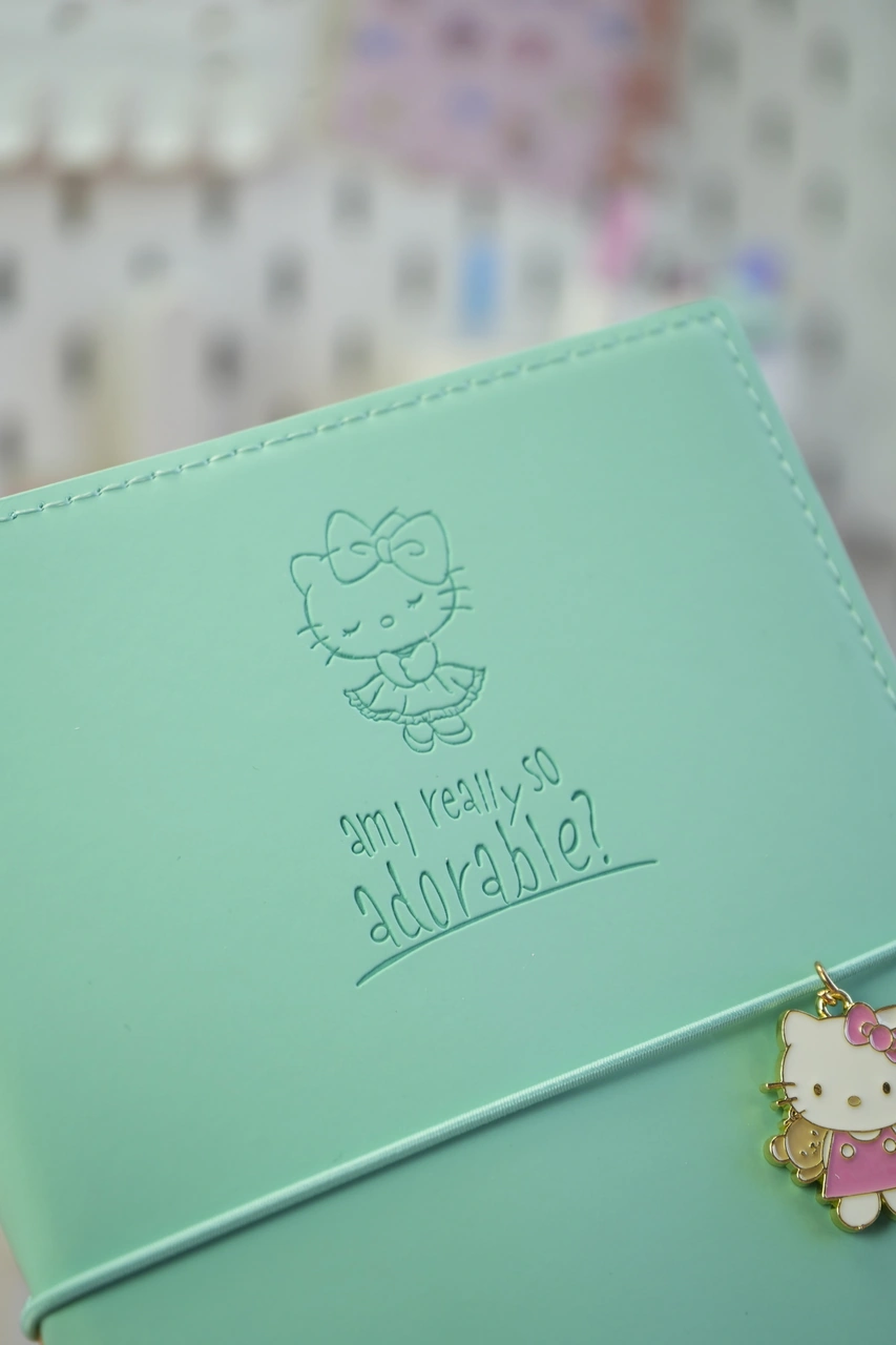 Hello Kitty Vegan Deri Günlük 13x18 Cm Çizgili Defter Lastikli Charm Süs Detaylı 2114