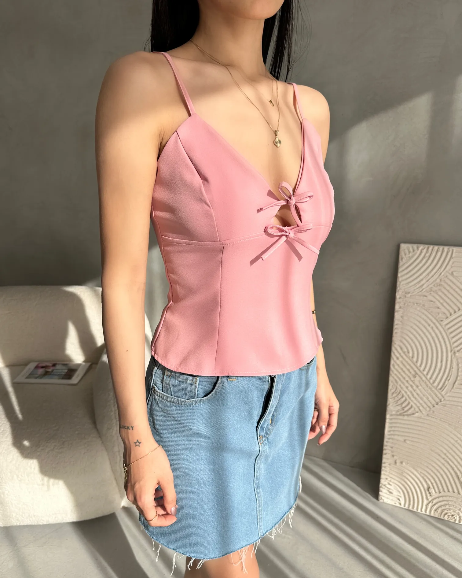 Nido İp Askılı Fiyonk Detaylı Crep Bluz Pudra