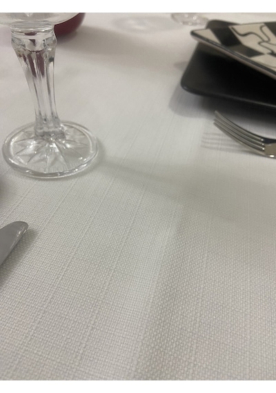Kendinden Desenli Dertsiz Masa Örtüsü